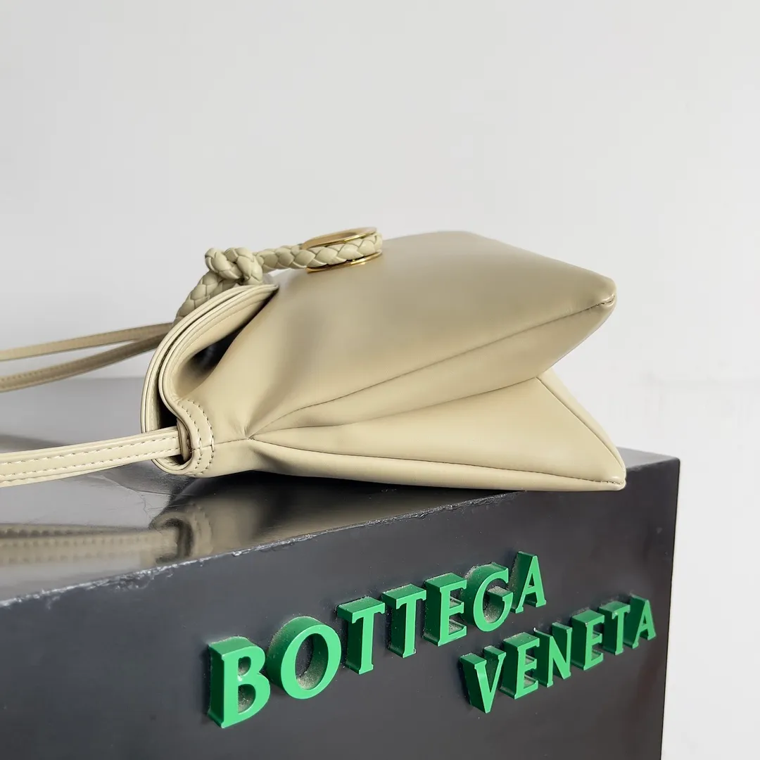 Batch 1520 Inspired by the 1970s, the Bottega Veneta women's logo shoulder bag has a smooth leather surface that brings a clean and handsome feel, just like the neatness and tenacity of a working woman. The front buckle has high-quality hardware pendant body, the overall retro elegance, and the excellent leather feels soft. This Bottega Veneta series can be described as beautiful, weakening the complexity of the outfit, not competing for it, and only using the best quality to interpret itself. Style number: 806030 (small size) Size: 27*16*6cm
